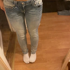 Miss me  - Sjukt snygga men lita tajta vid vaden för har ganska stora vader, dom har lite detaljer nere vid bena 