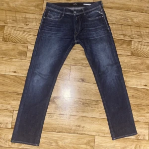 Replay Jeans  - I princip helt nya replay jeans, använda max 3 gånger. Jeansen är i modellen Comfort och storlek 33, 32. Nypris 1600kr