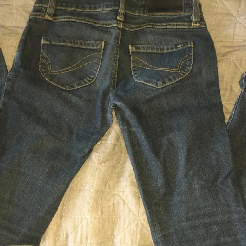 Säljer dessa skit snygga jeans från Only💕 Storlek W27 L32💗. Jeans & Byxor.