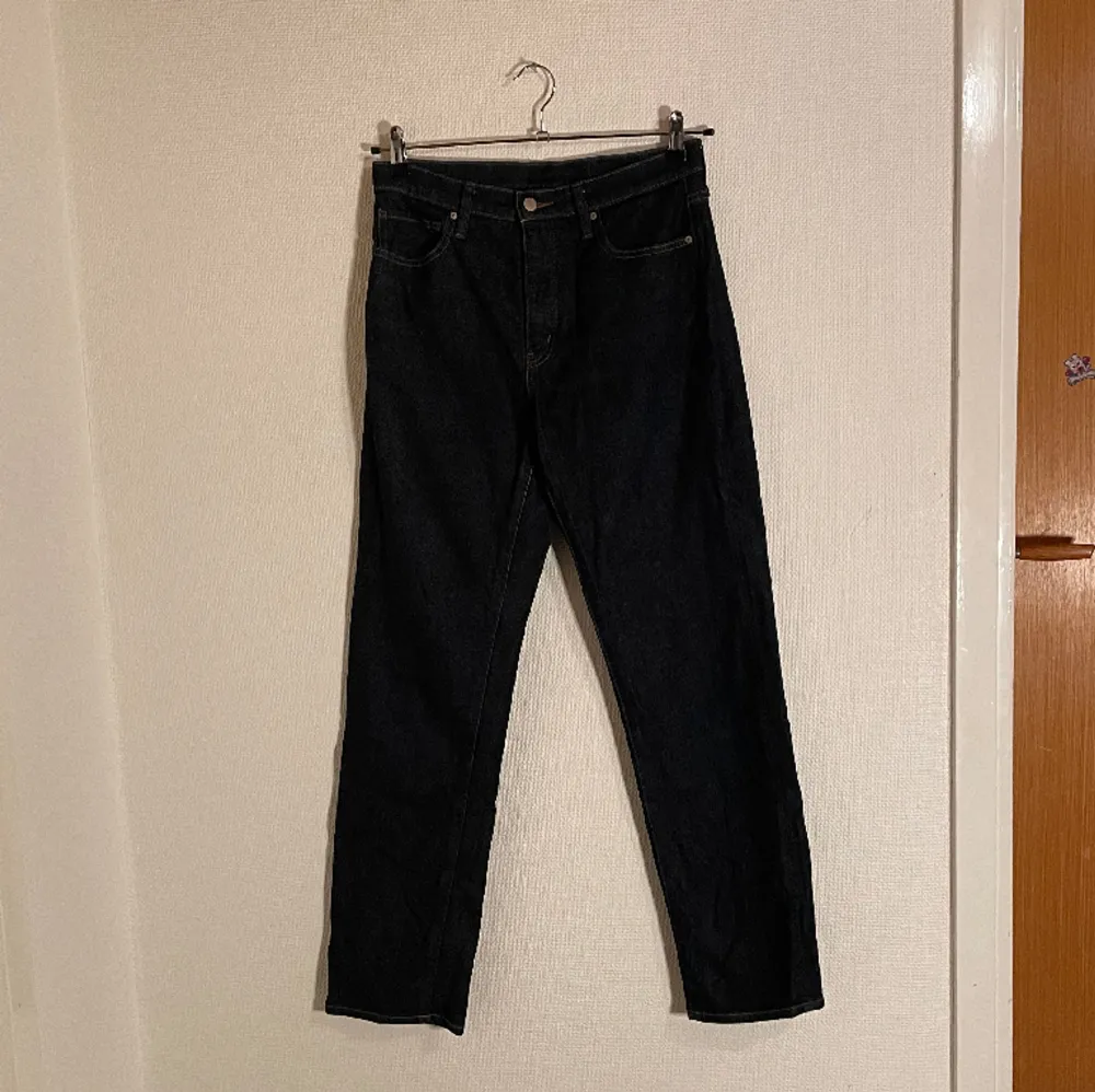 Uniqlo jeans med slim fit, straight style och dom är högmidjade.. Jeans & Byxor.