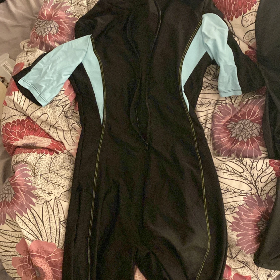 Baddräkt med en drag kedja. - 91