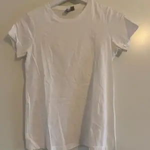 vit t-shirt från Asos, bra skick!❤️