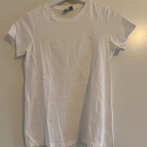 vit t-shirt - vit t-shirt från Asos, bra skick!❤️