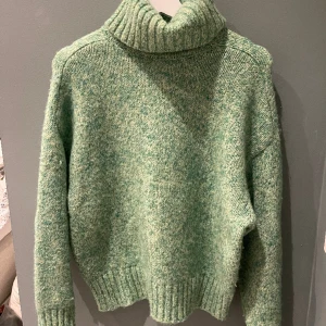 Stickad tröja  - Supermysig tjocktstickad tröja med krage, går att justera. I nyskick 