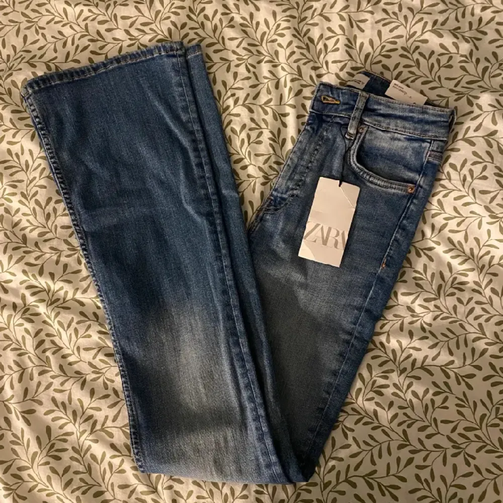 Helt nya flare jeans från Zara i storlek 36. I en jättefin tvättad blå färg, som också är helt slutsåld hos Zara. För bilder på rekommenderar jag att söka upp referensnumret som finns på prislappen i sista bilden, eller så kan du fråga mig! Medelhög midja. Jeans & Byxor.