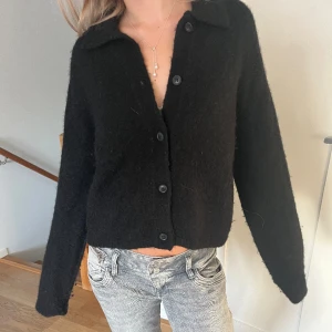Mysig kofta - Svart stickad kofta från &otherstories