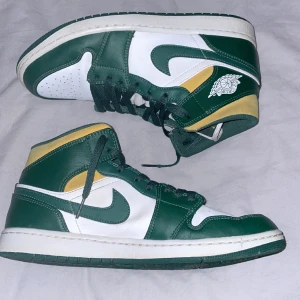 Jordan 1 mid ” Super Sonic ” - Skicket på båda skorna är rätt så bra. Skorna är lite creasade på vissa ställen men har inte tappt färg någonstans på skon. Jag säljer skona för att de inte passar mig längre. Om ni har frågor så dma mig!