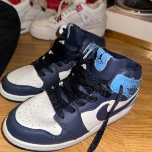 Jordan 1 mid - Säljer dessa skorna som är andvända endast en gång. Jag är dock inte säker på om de är äkta för det är min lillebrors skor. Men säljer därav för billigt pris. Storleken är 34 men passar 34,5 eller 35.  Pris går att diskutera 