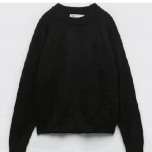 Stickad tröja - Stickad tröja från zara som passar till allt💓superfint skönt material som ej sticks, köpte för 500 och säljer för 200💓