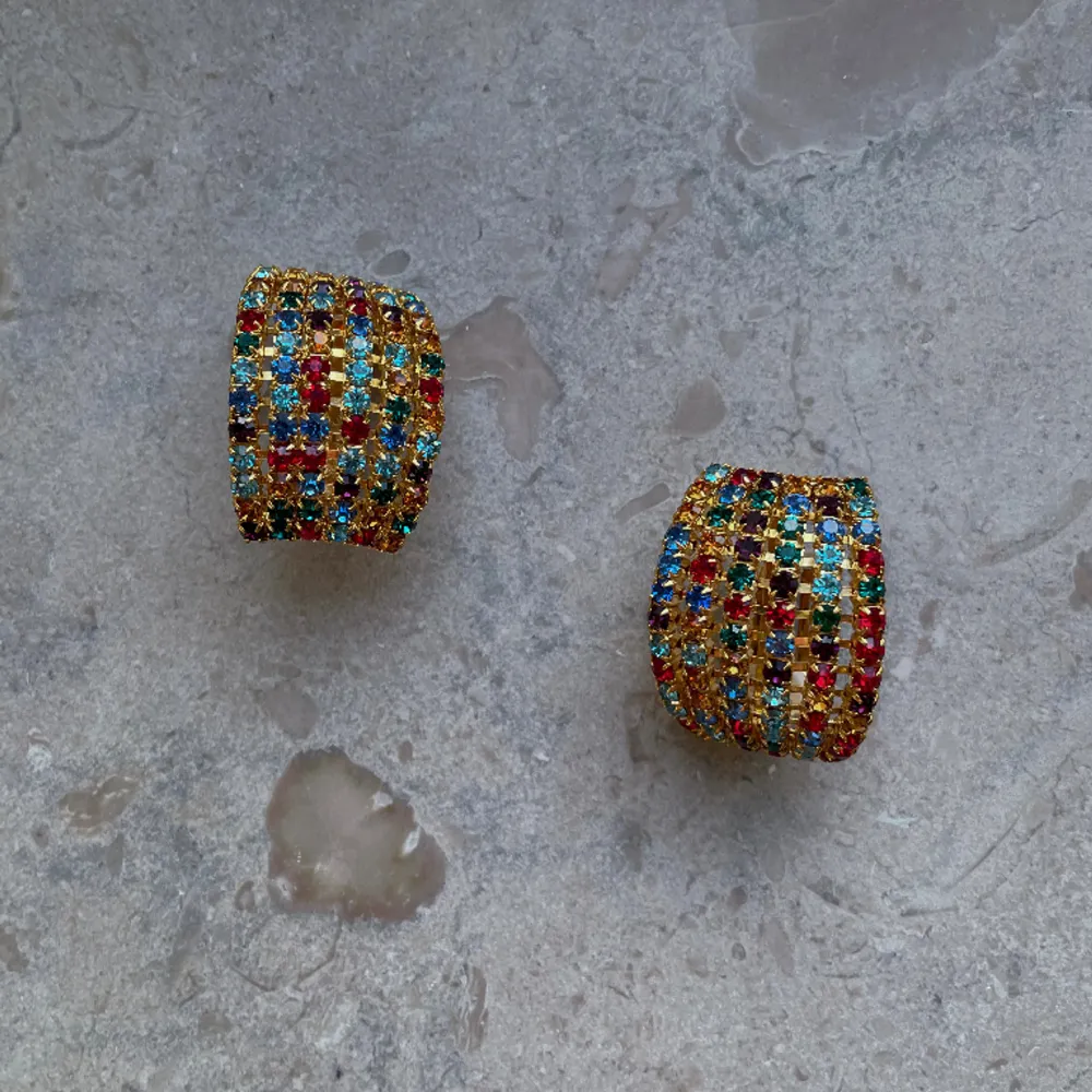 Set of Vintage Crystal Clip earrings with multicolor crystals. A lovely vintage gift.   Very Good Condition  Clip Earrings.  . Accessoarer.
