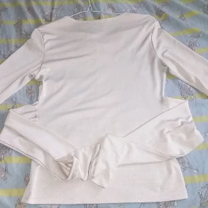 Ljust rosa tröja - Tröjan ser vitt ut på bilden men den e faktiskt ljus rosa som glittrar lite, den köpte jag i ginatricot för 400 kr men jag ska sälja den för 300 med leverans men om vi ska mötas kostar den 250 kr. Jag har också bara haft på mig den 2 gånger. 