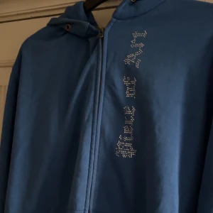 Rhinestone Zip up - En snygg rhinestone zip up i blå färg från Piece of art! Hyfsat skick. Nypris:599kr. 