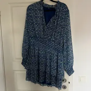 Säljer min fina blåa klänning från Zara som inte kommer till användning längre! Hör av dig vid fler bilder eller frågor (storlek Xl men jag skulle säga att den sitter som en M) 