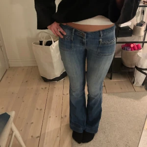 Lågmidjade bootcut jeans - Från Wrangler Midjemått: 78cm Innerbenslängd: 82cm