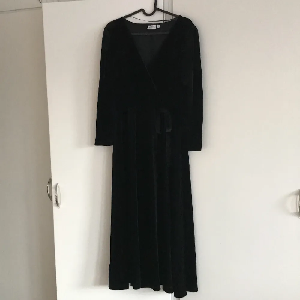 High quality velvet dress , black color , good fit for parties or celebration times. More pictures available. prise at the shop 599 kr   Used very few times. Klänningar.