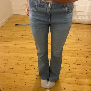 Zara jeans - Supersnygga!! Bootcut jeans från zara som tyvärr inte använda då jag har för många… strl 38, men skulle säga att de passar 36/40 också beroende på önskad passform💕🙏🏼 de är aldrig använda, så i superbra skick!