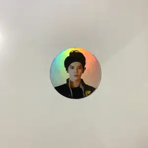 officiell taeyong circle photocard från superhuman! holographic :)