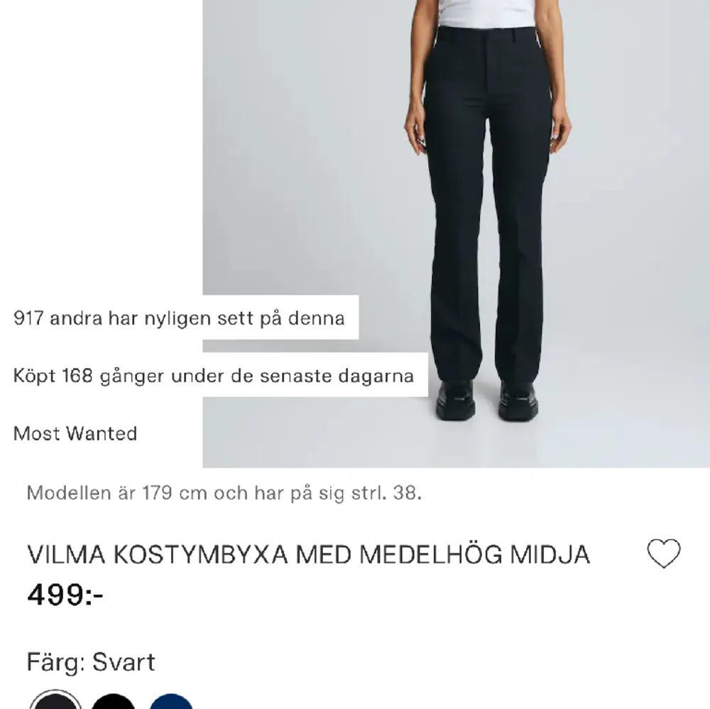 Kostymbyxor i modellen Vilma, köpta för 499kr på bikbok. Tyvärr blivit för små men sitter fint annars😊. Jeans & Byxor.