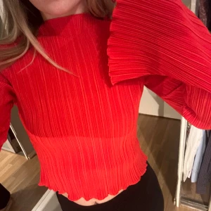Röd blus - Så fin röd blus med långa ärmar 