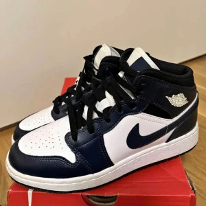 Jordan 1 mid  - Jordan 1 mid i färgen ”black”. Storlek 38. Skriv gärna PM för mer info. Pris kan alltid diskuteras vid snabb affär!✨