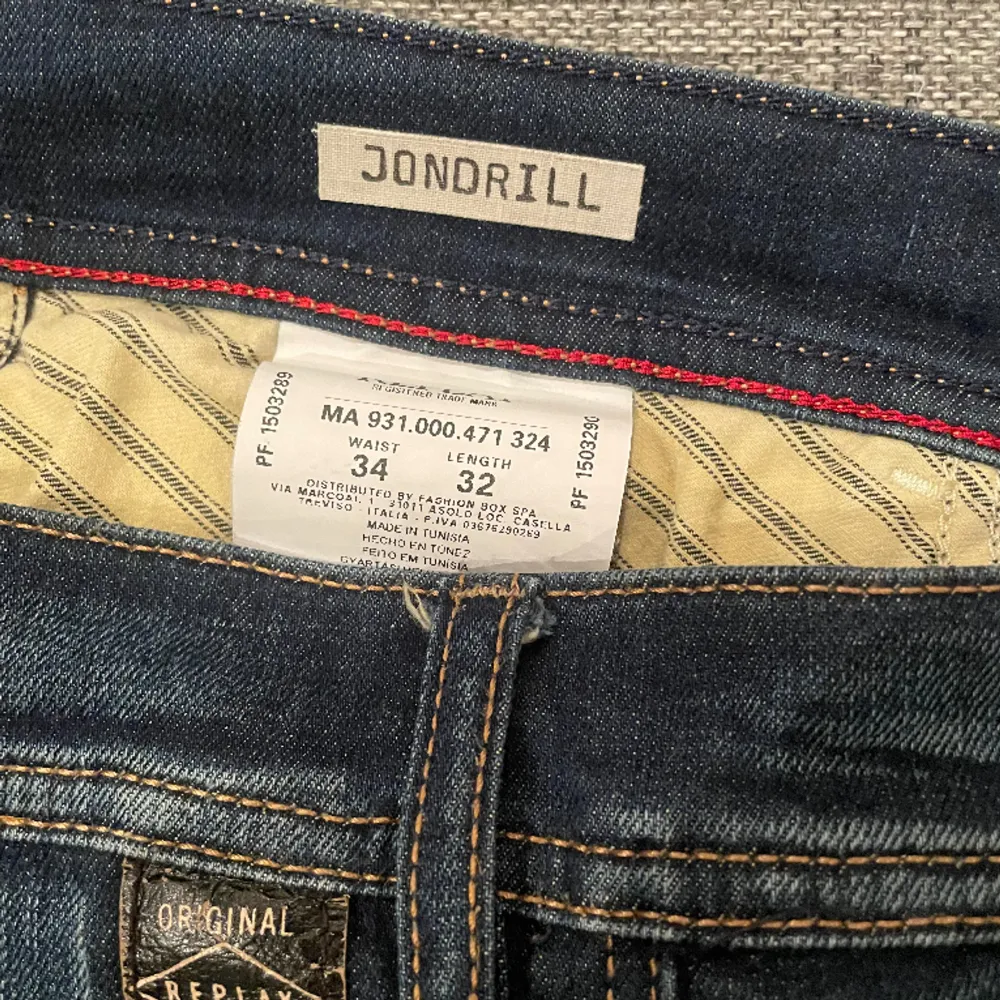 Säljer nu dessa sjukt snygga jeansen från Replay i grymt bra skick. Modellen heter Jondrill och jeansen är i storlek 34/32. Referens- killen på bilden är 185 och väger 70 kg! Hör gärna av dig vid frågor och funderingar 😃. Jeans & Byxor.