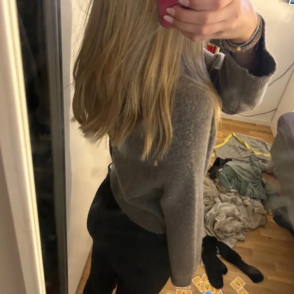 Säljer min super fina helt nya tröja från pillowtalk.  Brun/beige i färgen  100% cashmere  Storlek M men liten i storlek. . Hoodies.