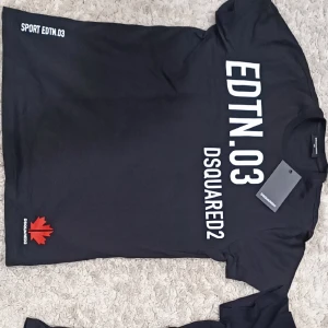 Dsquared2 T-shirts - Säljer dessa 2 dsquared2 t shirts med tanke på att passformen inte passar mig. Skick:9.5/10. Säljer de för 600 kr/st eller 1000 kr för båda. Den ena är storlek 164 och den andra 176.