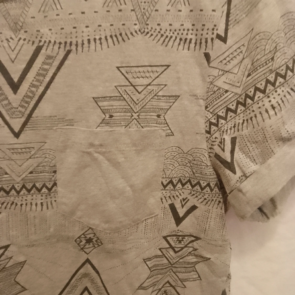 Ljusgrå t-shirt med mönster - 91