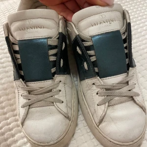 Valentino open sneakers - Säljer ett par Valentino Garavani skor storlek 36 1/2 men passar 37! skick 7/10 slitna inuti skon som inte syns när de är på! Låda medföljer inte!
