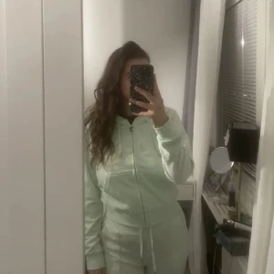 Juicy Couture Set - Ett neongrönt mjukisset från Juicy i materialet cotton rich. Koftan aldrig använd strl M. Byxorna använda några gånger och har tappat lite färg samt fått en liten brun fläck strl S. Köpt för 1500kr säljer för 700kr. Pris går att diskutera!! 