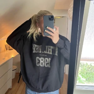 Sweatshirt - Cool sweatshirt med tryck från Gina tricot, som inte längre kommer till användning. Fint skick!