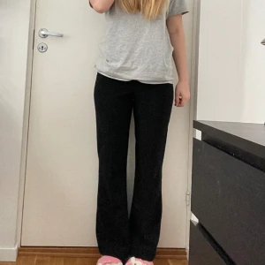Lågmidjade kostymbyxor!🖤 - Lågmidjade kostymbyxor från Kappahl! Rollas SÅKLART innan försäljning! Nyligen köpta men lite för små för mig😹De är även uppsydda ca 4cm av min syster så de kan bli längre om så önskas. Fina och bootcut!