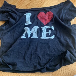 Off shoulder graphic top - Off shoulder topp med trycket ”i love me” bra för hybrisen 🤷‍♀️🤷‍♀️🤷‍♀️