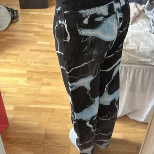 Jeans  - Snygga jeans från newyorker i stolek 30, men skulle säga att de är typ s/m. Fin skick, endast använda fåtal gånger. De är lågmidjade. Är ca 172cm och de går precis ner till golvet. 