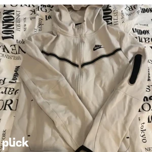 Tech fleece - Denna tröjan är i bra skick utan deffekter säljer denna eftersom att den är för liten för mig