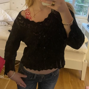 Stickad tröja - Svart, knappt använd, fint med bh under!🌟