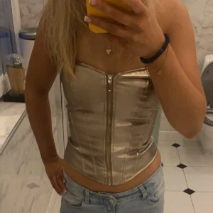 Guldig Topp - jättefin oanvänd topp poppis super braa inför nyår slutsåld