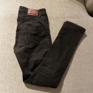 Mörkbruna jeans från flash - Midwaist raka jeans från Flash jeans i strl 38N, skulle säga W29 i jeans storlek.   Obs jeansen är inte så stretchiga