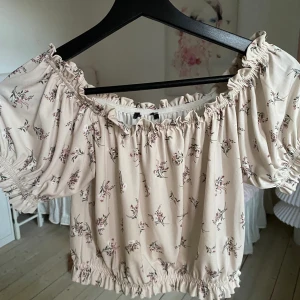 Blus  - Jättesöt sommartopp från Gina Tricot i fint skick!