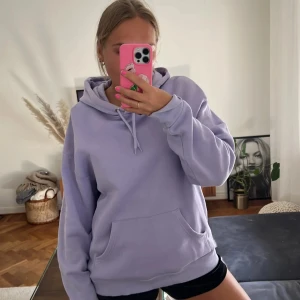 Hoodie monki  - OBS TAGEN BILD! en jätte fin lila hoodie från monki i storlek s i fint skick