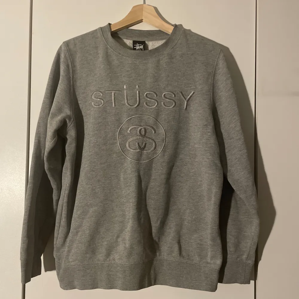 Stussy sweatshirt, använd flertal gånger, inga störrw tecken på använding Tröjan är lite kortare och overall mindre i storleken och passar XS. Tröjor & Koftor.