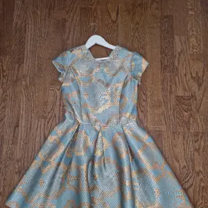 Säljer min lillasysters River Island klänning som hon använt ett fåtal gånger men nu bara tar plats i garderoben. Den är I storlek 152 cm och passar 10-12 åriga flickor. Släpper för 349:-