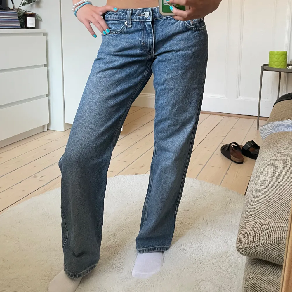 Såå snygga lågmidjade raka jeans i modellen ARROW från Weekday. Nypris 500 kr. Jeansen är i nyskick 💙STORLEK: W25 L30. Jeans & Byxor.