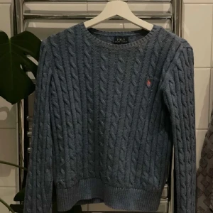 Ralph lauren tröja - Säljer min fina polo tröja eftersom den är för liten! Jättebra skick köpte i vintras. Storleken är L i barnstorlek, 12-14 år. Föreslå gärna pris!💕