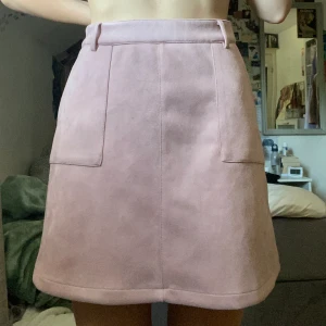Söt mocka rosa kjol - Supergulligt rosa mocka kjol med stora fickor! Den går att justera i midjan. Mycket bra men använt skick