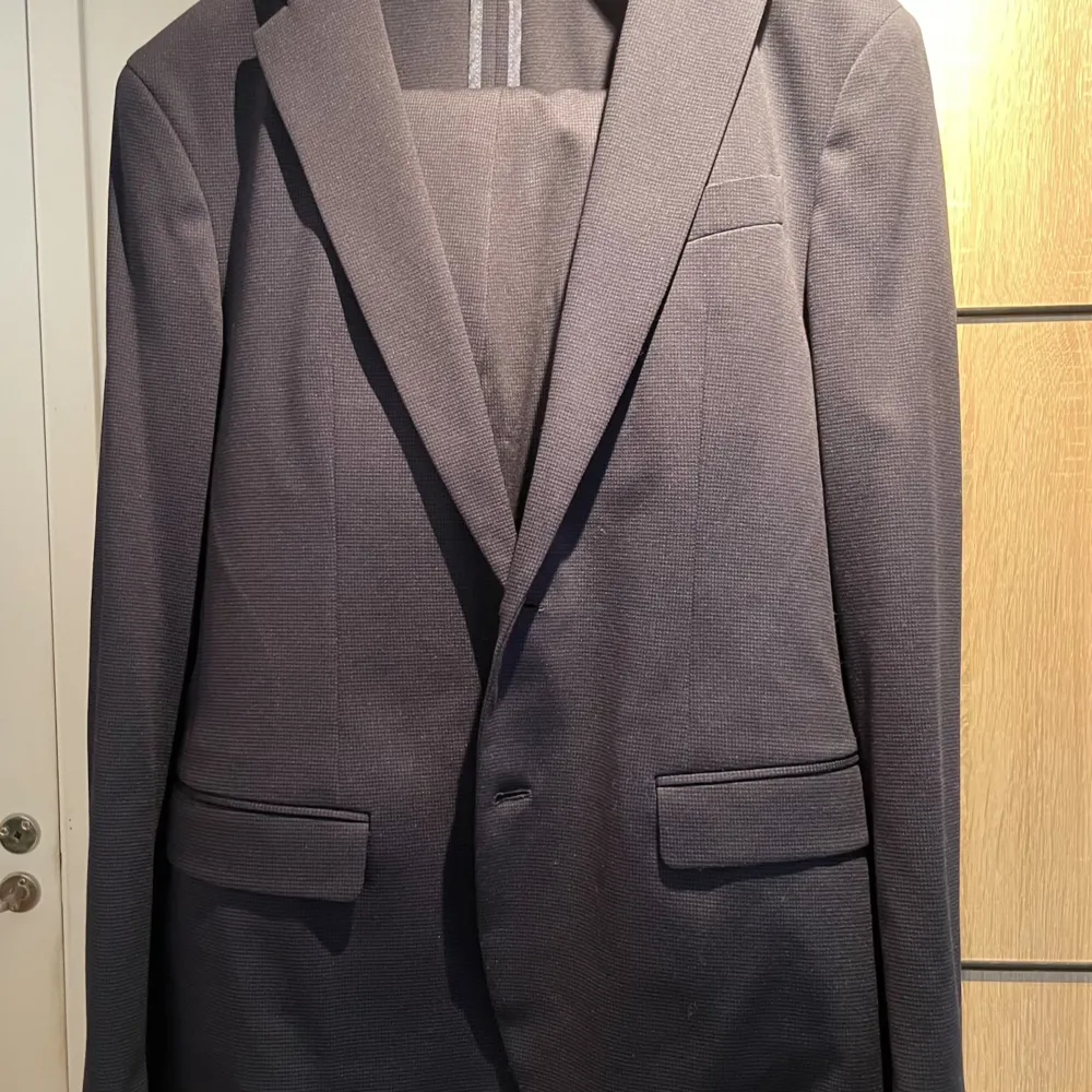 Tommy Hilfiger kostym i mörk blå färg köpt för 6000 säljer för endast 2000 kan göra billigare vid snabb affär. Den har andvänds ungefär 1-2 gånger tidigare.. Kostymer.