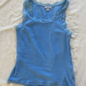 Spetslinne - Säljer min jätte fina blåa spetslinne i jätte bra skick.