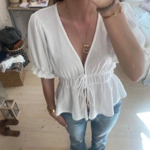 Vit blus - Slutsåld blus från gina. Strl L men väldigt liten i storlek så skulle säga att den skulle passa en M och sitta ett dugg oversized på S. Väldigt fin och knappt använd. (Lånad bild! Skriv om det funderar över något) ❤️❤️