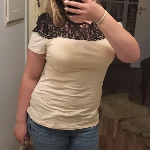 Rosa spetströja - Mycket fint skick!💝 Anänd ensast en gång men är som ny💗 Jättefin tröja som passar lika bra til vardag som fest. Passformen är som en vanlig tshirt och det vackra spetstyget vid bysten ger ett elegant uttryck💞  