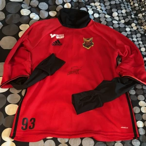 ÖFK träningströja signerad och använd  av Saman Ghoddos - Östersund FK träningströja signerad och använd 2017 av fd öfk spelaren Saman Ghoddos. Storlek Medium Rensar garderoben🫡 500kr